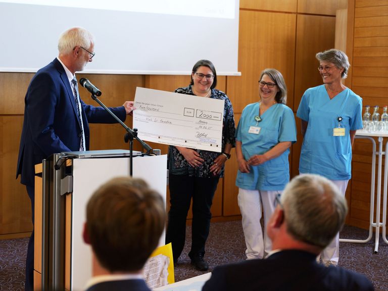 Scheckübergabe auf der Bühne