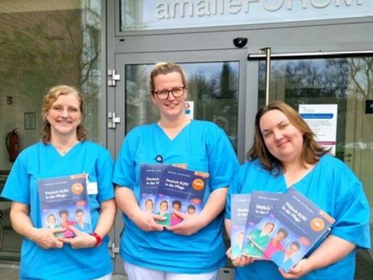 Pflegekräfte der Amalie mit den neuen Lehrbüchern Pflegekräfte der Amalie mit den neuen Lehrbüchern